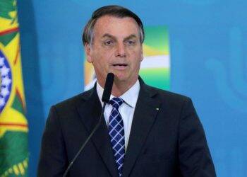 Bolsonaro diz que zera imposto de combustíveis se governadores acabarem com ICMS