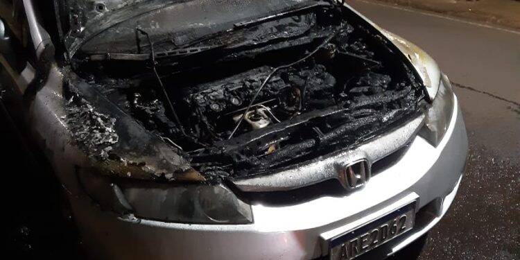 Veículo é incendiado próximo a Guarda Mirim