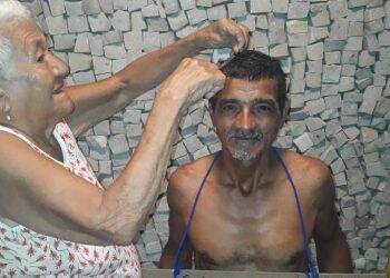 Aos 90 anos, mãe raspa cabelo de filho de 60 aprovado em enfermagem na federal do Pará