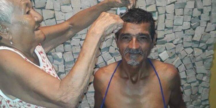 Aos 90 anos, mãe raspa cabelo de filho de 60 aprovado em enfermagem na federal do Pará
