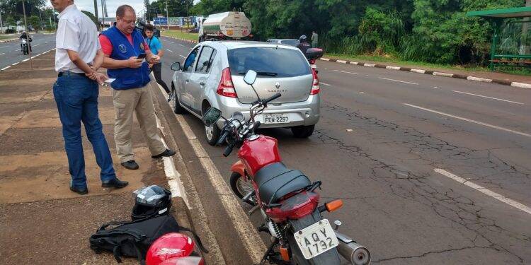 Técnica de enfermagem fica ferida em acidente de moto