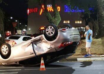 Carro capota e deixa motorista ferida na Avenida República Argentina