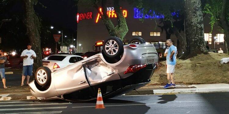 Carro capota e deixa motorista ferida na Avenida República Argentina