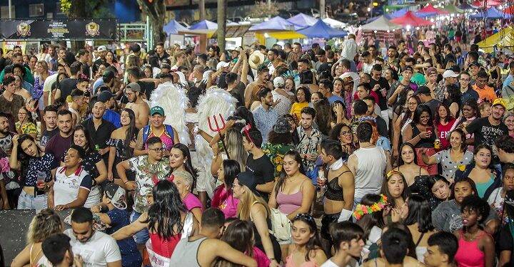 Concurso Meninas Veneno marca segunda noite do Carnaval de Foz