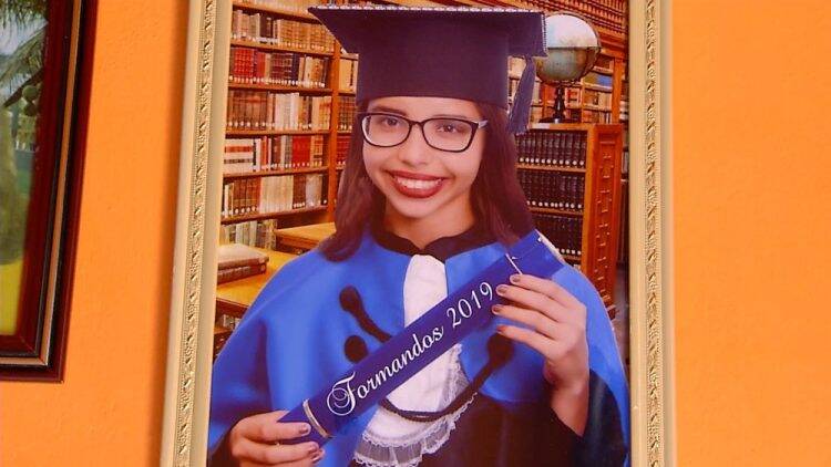 Pais de menina que morreu após bater a cabeça durante brincadeira fazem alerta