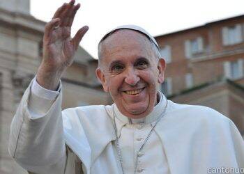 Papa pede para fiéis evitarem usar celular durante Quaresma