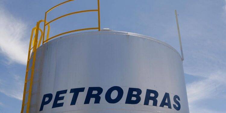 Petrobras sobe em 3% preço da gasolina nas refinarias a partir desta quinta