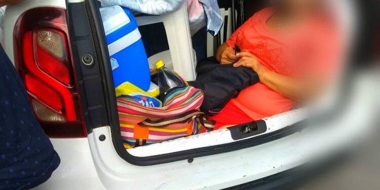 Polícia flagra argentino levando sogra no porta-malas do carro em Florianópolis