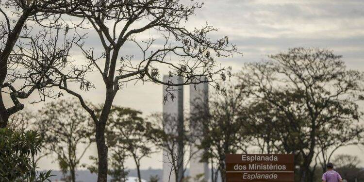 Reforma administrativa pretende revisar salários e número de carreiras