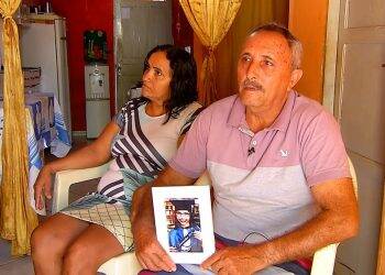 Pais de menina que morreu após bater a cabeça durante brincadeira fazem alerta