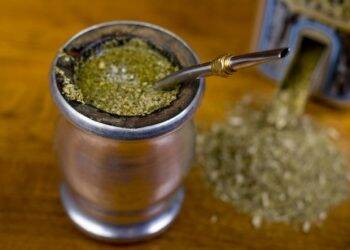 Ministro pede que população deixe o chimarrão e o tereré por um tempo para evitar coronavírus