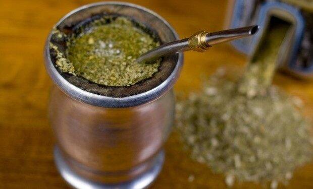 Ministro pede que população deixe o chimarrão e o tereré por um tempo para evitar coronavírus