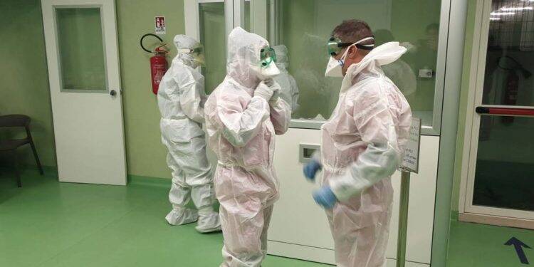 Máscaras e aventais estão em falta no Brasil para prevenção ao Coronavírus