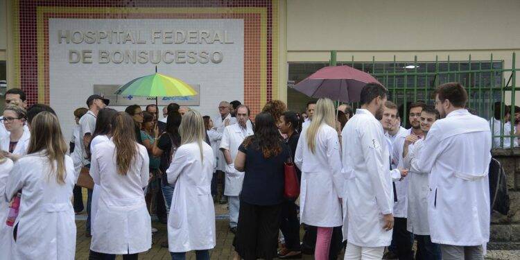 Coronavírus: publicado edital para contratação de 5,8 mil médicos