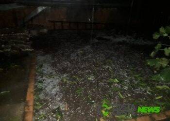 Vídeo: temporal com granizo destelha casas e assusta moradores de Guaíra