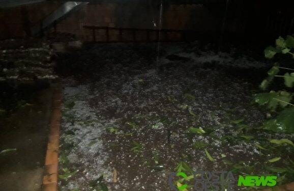 Vídeo: temporal com granizo destelha casas e assusta moradores de Guaíra