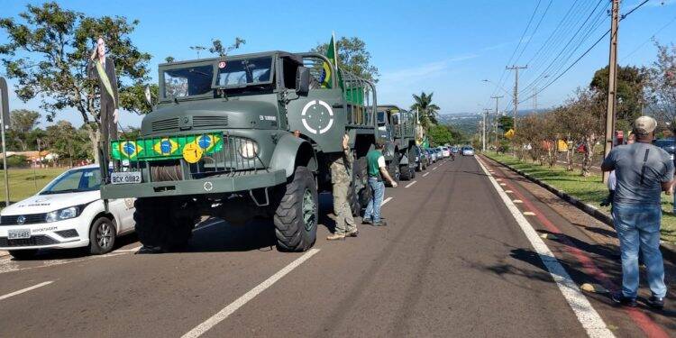Carreata pede a reabertura do comércio em Foz do Iguaçu