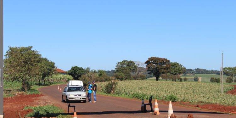 Itaipulândia bloqueia entradas; iguaçuense é detido ao tentar transpor barreiras
