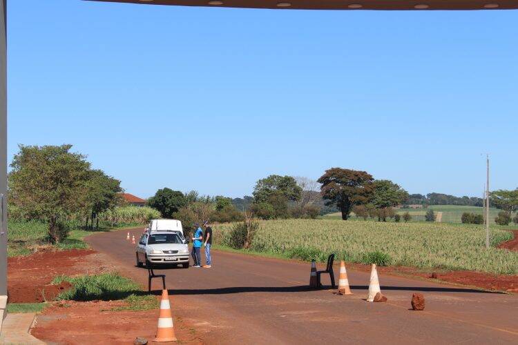 Itaipulândia bloqueia entradas; iguaçuense é detido ao tentar transpor barreiras