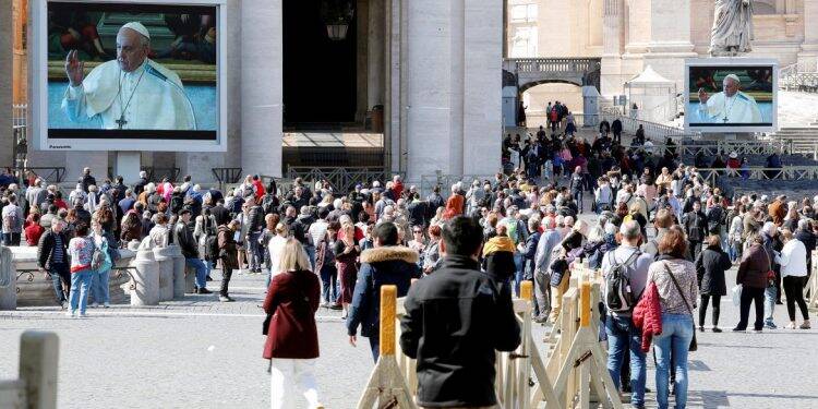 Covid-19: para evitar aglomeração, papa transmite oração via internet