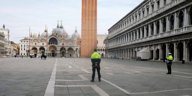 Mortes por coronavírus na Itália disparam e Lombardia busca restrições
