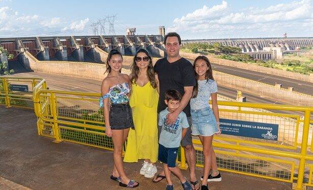 Ratinho tem dia de turista na Itaipu com a família e exalta parceria da usina com o governo