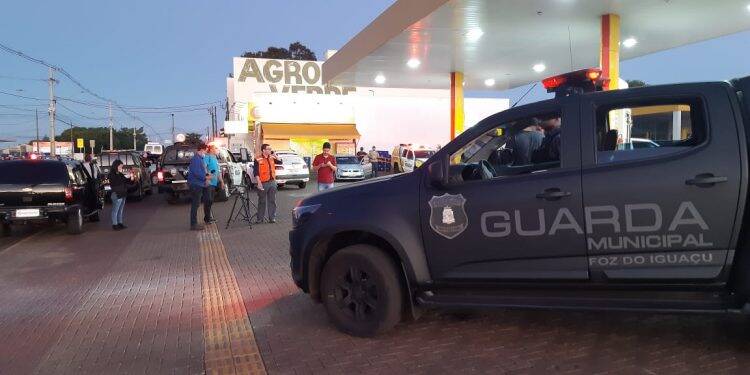 Forças de segurança saem às ruas garantir cumprimento de decreto que fecha bares em Foz do Iguaçu