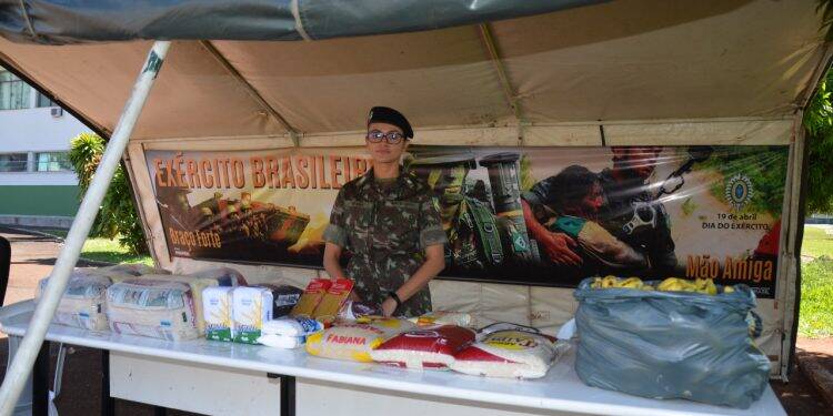 Exército em Foz do Iguaçu está recebendo doação de alimentos e roupas