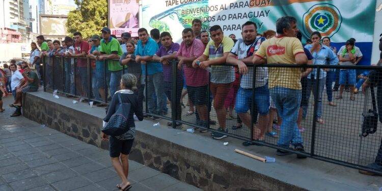 ‘Paseros’ continuam mobilizados na aduana paraguaia