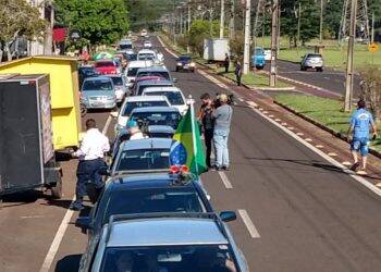 Carreata pede a reabertura do comércio em Foz do Iguaçu