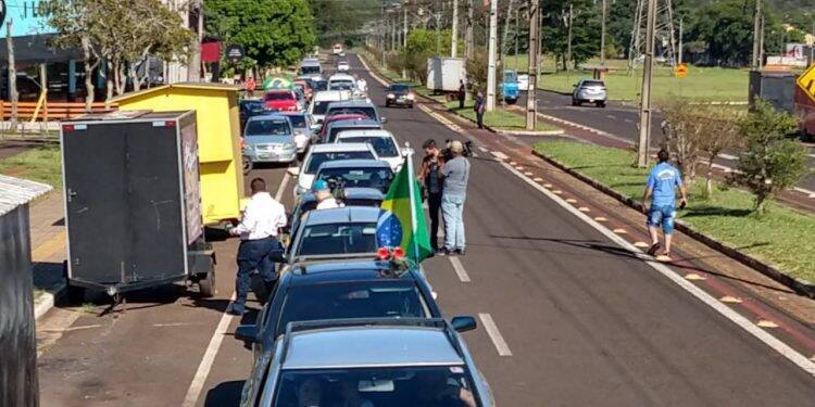 Carreata pede a reabertura do comércio em Foz do Iguaçu