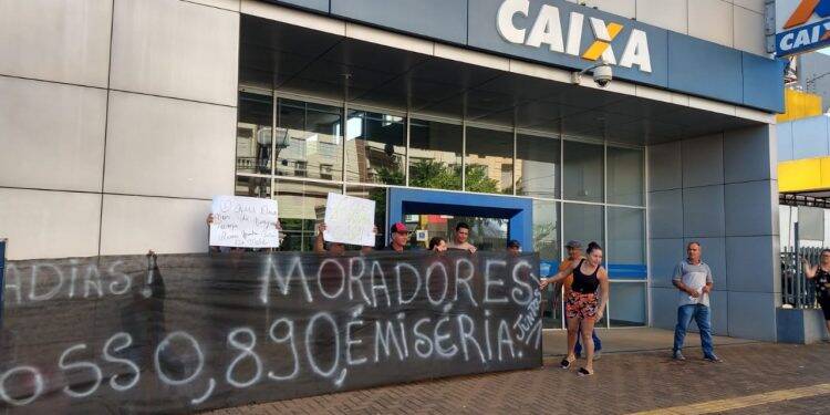 Moradores do Condomínio Duque de Caxias cobram solução após um ano de desocupação