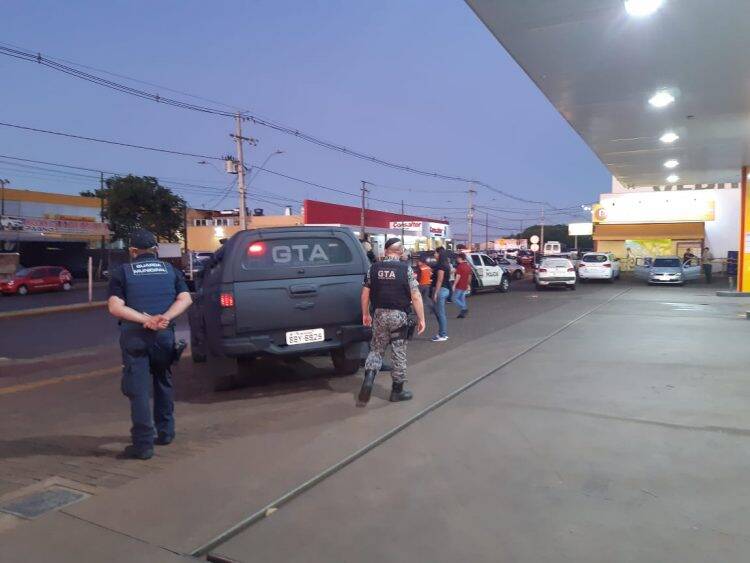 Forças de segurança saem às ruas garantir cumprimento de decreto que fecha bares em Foz do Iguaçu