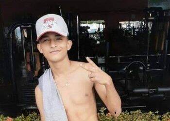 Jovem morre com choque enquanto usava fones em celular conectado à tomada