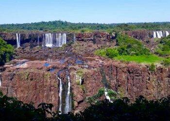 Com baixa vazão, Cataratas do Iguaçu proporcionam espetáculo visual diferente