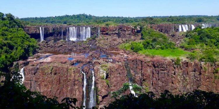 Com baixa vazão, Cataratas do Iguaçu proporcionam espetáculo visual diferente