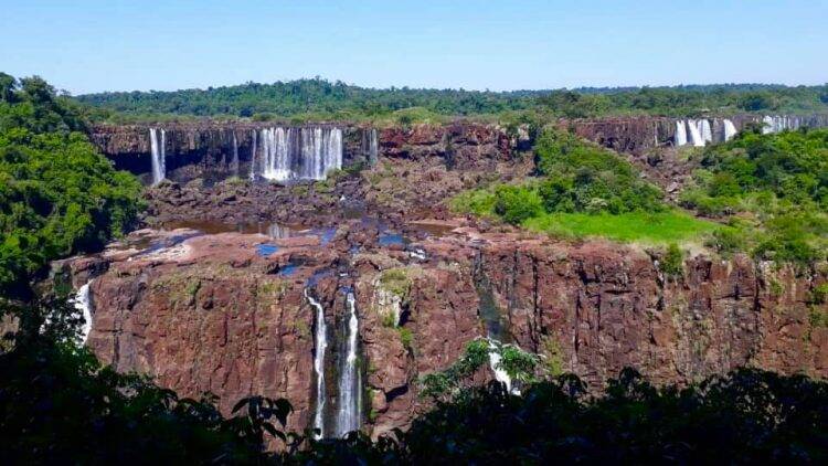 Com baixa vazão, Cataratas do Iguaçu proporcionam espetáculo visual diferente