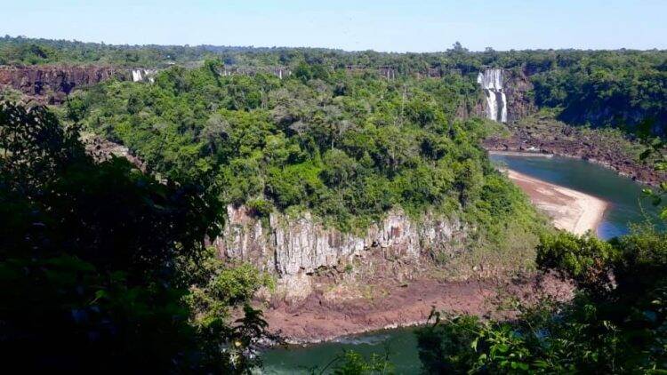 Com baixa vazão, Cataratas do Iguaçu proporcionam espetáculo visual diferente