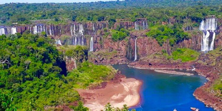Com baixa vazão, Cataratas do Iguaçu proporcionam espetáculo visual diferente