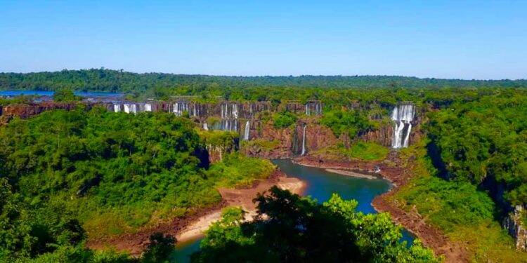 Com baixa vazão, Cataratas do Iguaçu proporcionam espetáculo visual diferente