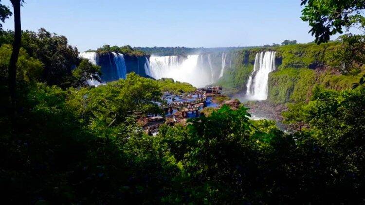 Com baixa vazão, Cataratas do Iguaçu proporcionam espetáculo visual diferente