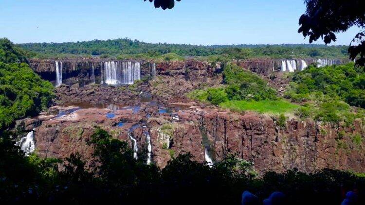 Com baixa vazão, Cataratas do Iguaçu proporcionam espetáculo visual diferente