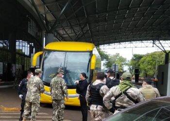 Paraguaios deixam Foz do Iguaçu para cumprir isolamento em Cidade do Leste