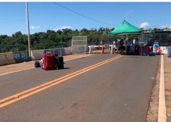 Nem Argentina nem Brasil: argentinos ficam presos na Ponte Tancredo Neves