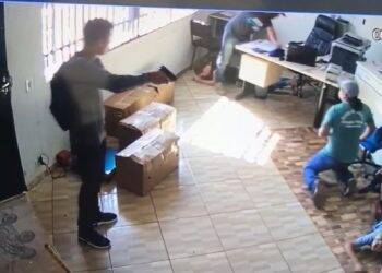 Bandidos armados rendem funcionários e clientes e roubam Viação Pluma