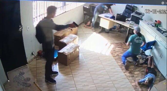 Bandidos armados rendem funcionários e clientes e roubam Viação Pluma