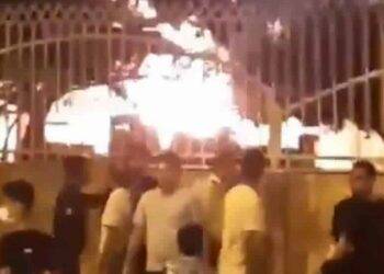 Multidão no Irã põe fogo em hospital que atende a pacientes com coronavírus