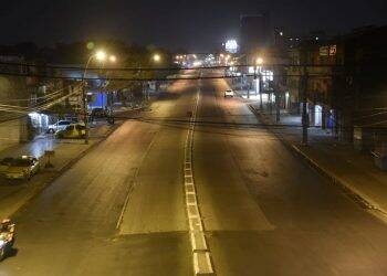 Jovens são presos em frente à bordel no Paraguai por descumprir toque de recolher