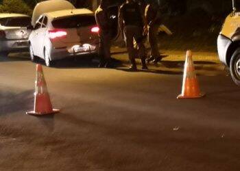 Bandidos trocam tiros com a Polícia Militar e um é ferido