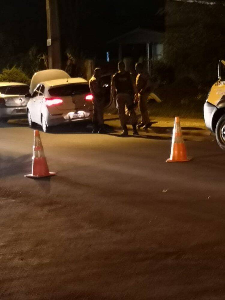 Bandidos trocam tiros com a Polícia Militar e um é ferido